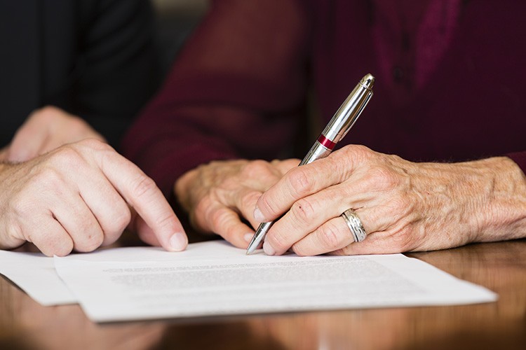 Signature contrat personne âgée