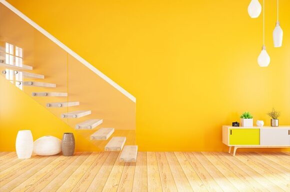 Escalier avec un mur jaune