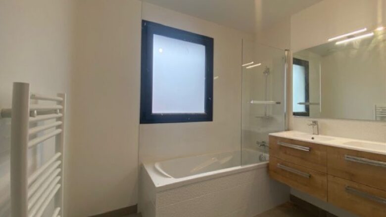 Salle de bains maison contemporaine à étage à Surzur