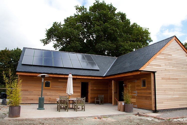 Maison en bois avec panneaux solaires