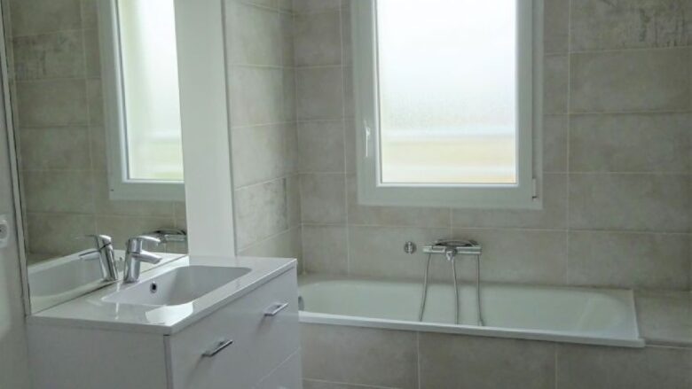 Salle de bains maison locative à étage en Maine-et-Loire
