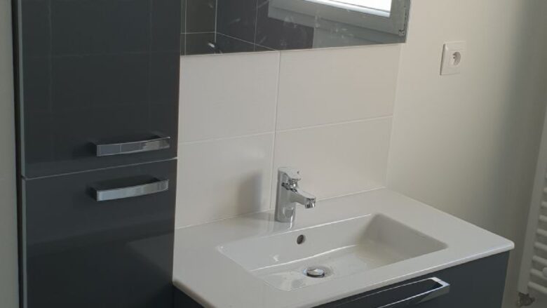 Photo salle de bain maison moderne à étage à Mayenne