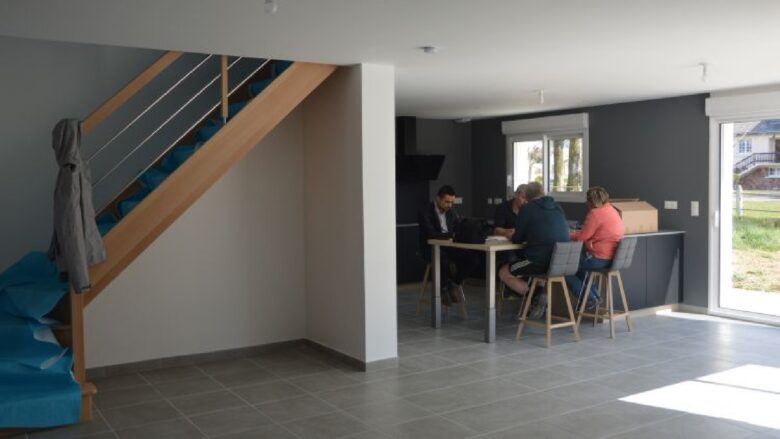 Salon de maison à étage contemporaine en Loire-Atlantique