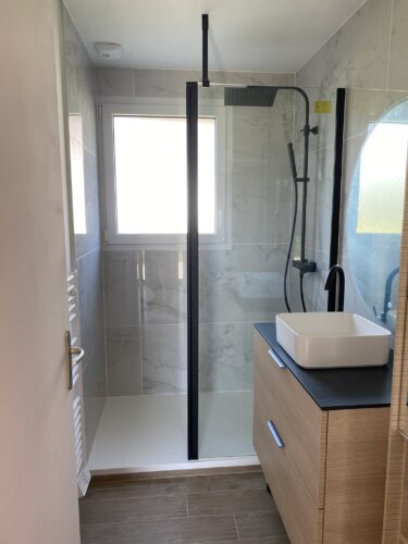 Fenêtre panoramique pour maison à étage dans une salle de bain